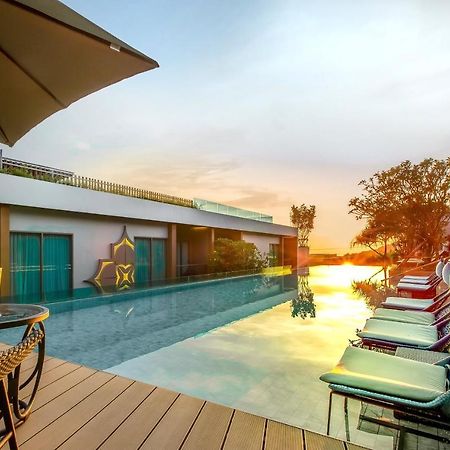 Fusion Suites Phuket Patong Exterior foto The pool at the hotel