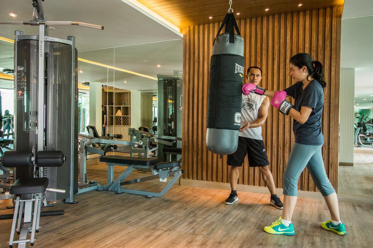 Fusion Suites Phuket Patong Exterior foto A woman training with a personal trainer