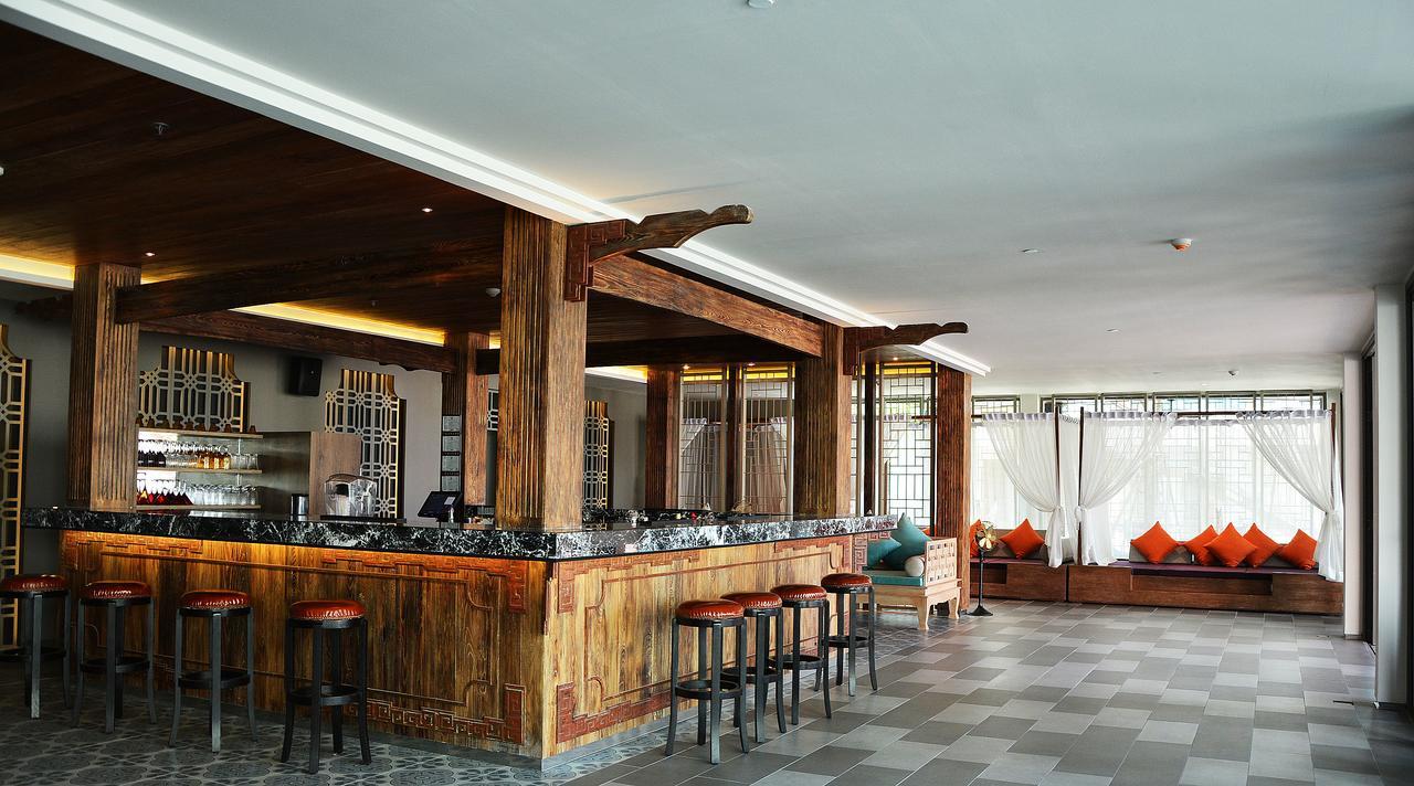 Fusion Suites Phuket Patong Exterior foto The bar at the hotel