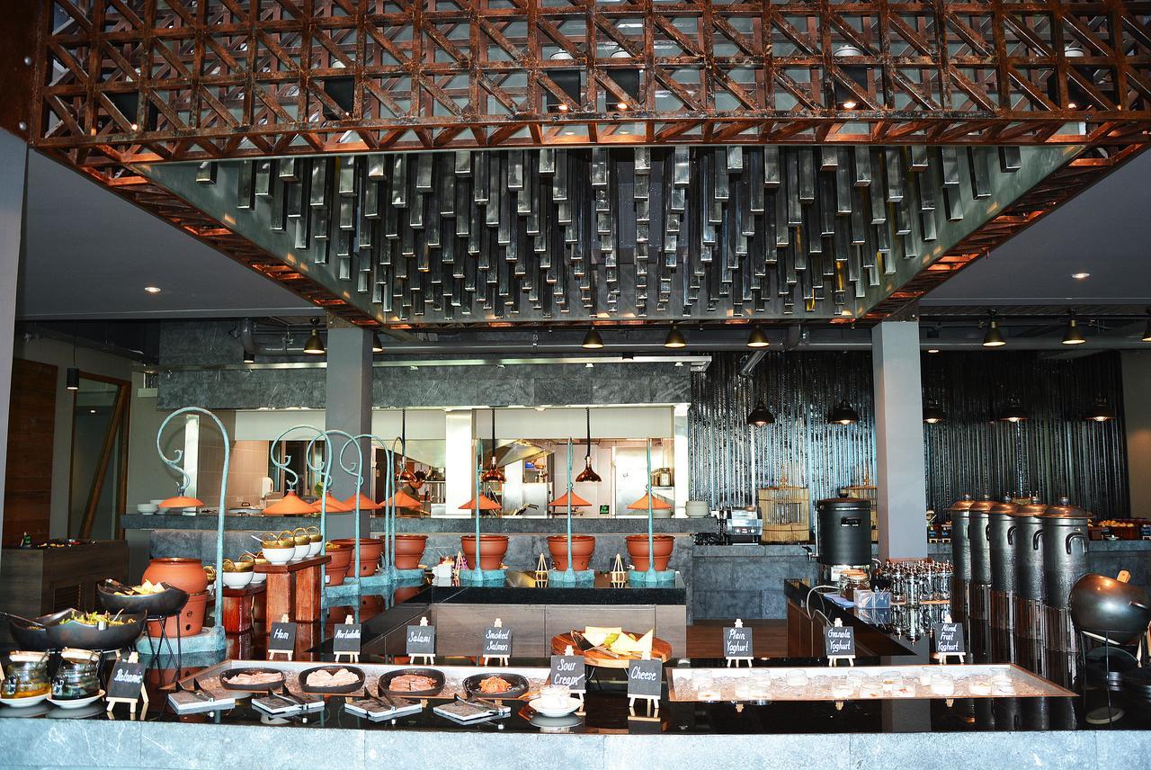 Fusion Suites Phuket Patong Exterior foto The buffet at the restaurant