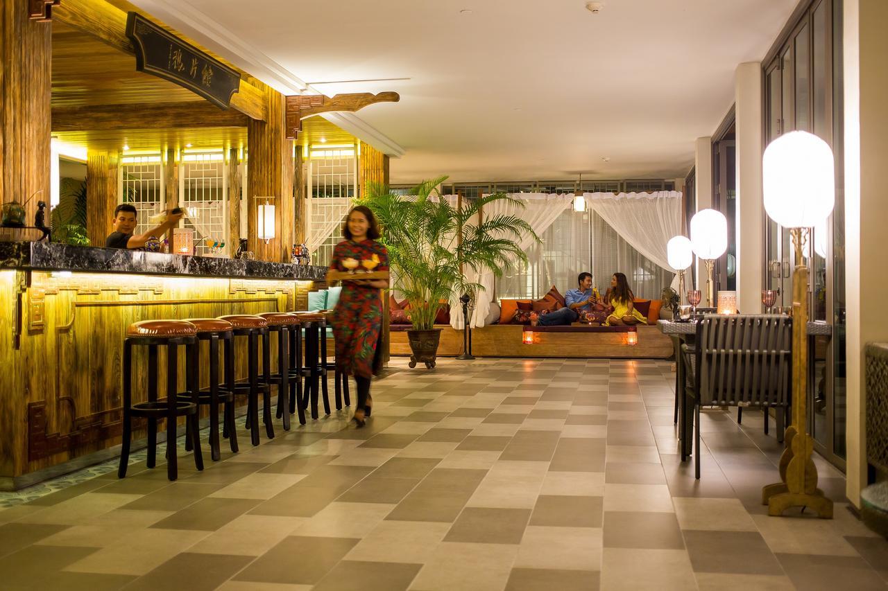 Fusion Suites Phuket Patong Exterior foto The bar at the hotel