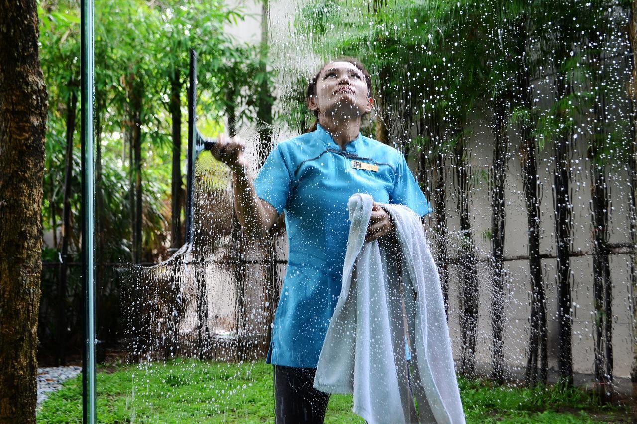 Fusion Suites Phuket Patong Exterior foto A woman showering outdoors